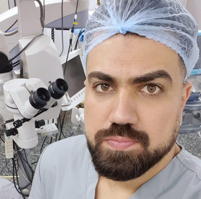 الدكتور مع الاجهزه 768x758